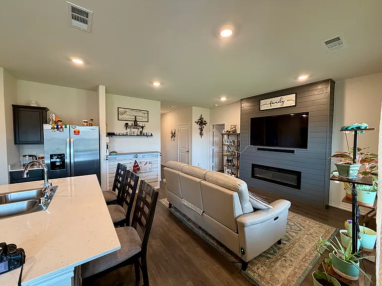1408 Skyline Dr — Photo 3