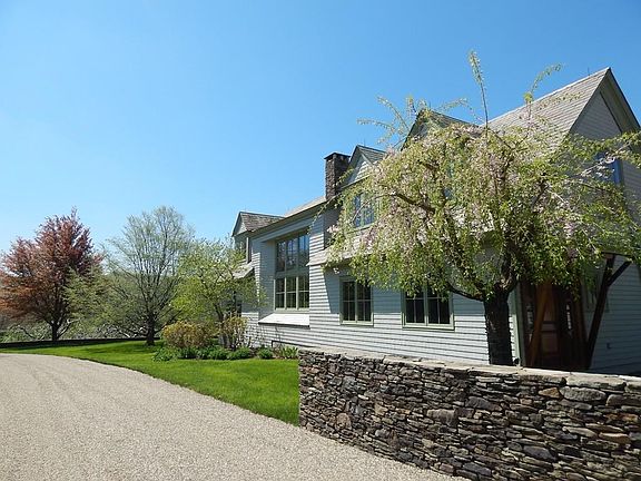 2nd image of 15 Sherry Cir