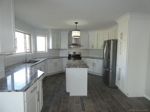 3rd image of 46831 Middle Brook Dr