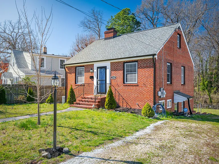 2102 Oakwood Ln — Photo 2