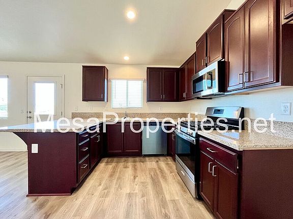 4th image of 9550 Tamarisk Ave