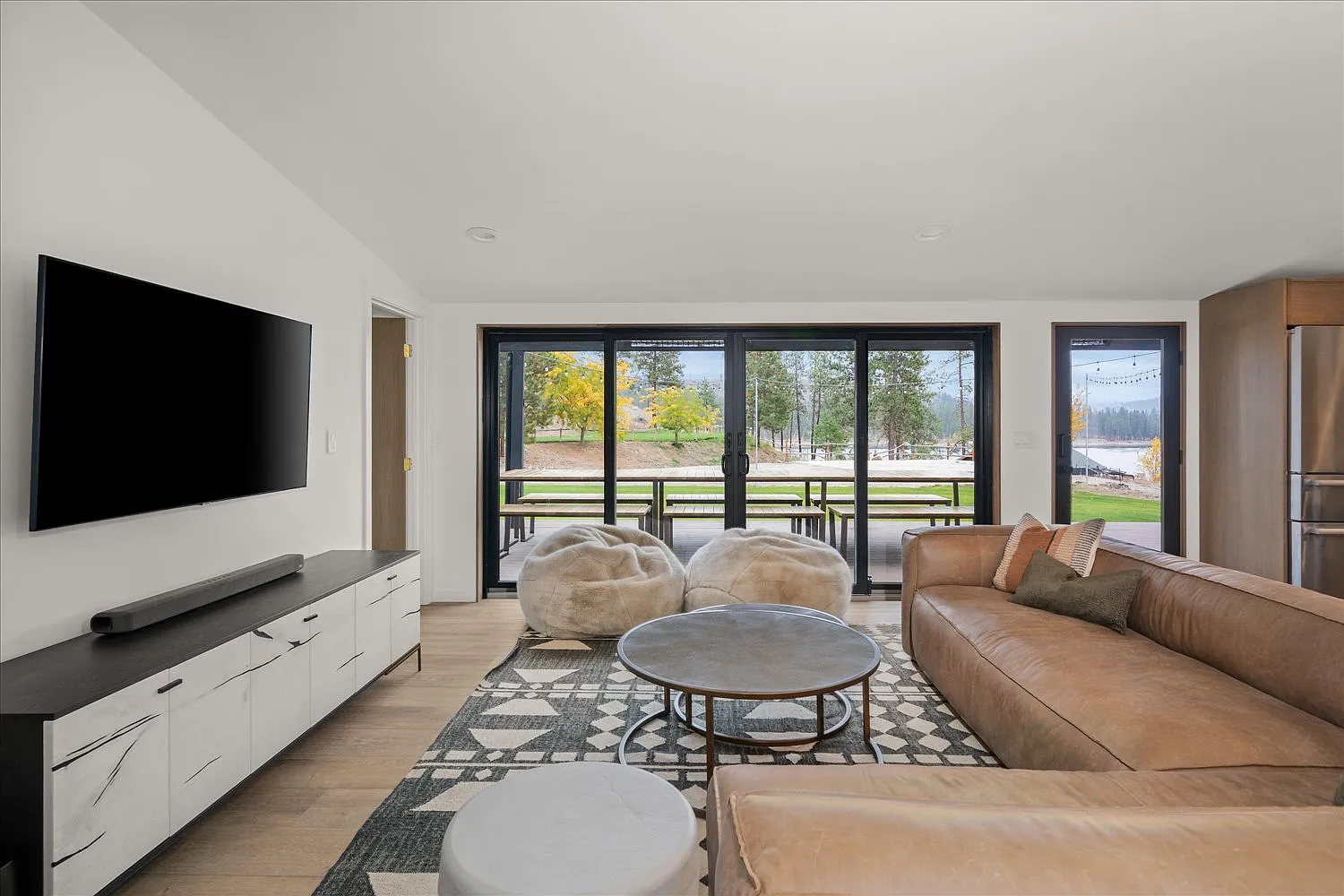 3 bed, 1100 sqft, $4,500 — Photo 3