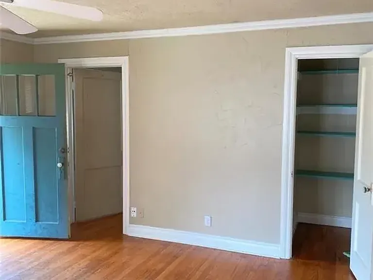 325 E Duffy St — Photo 2