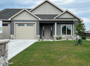 549 Aviamar Cir, Grand Forks, ND 58201