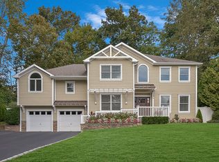 23 Maurice Ln, Huntington, NY 11743