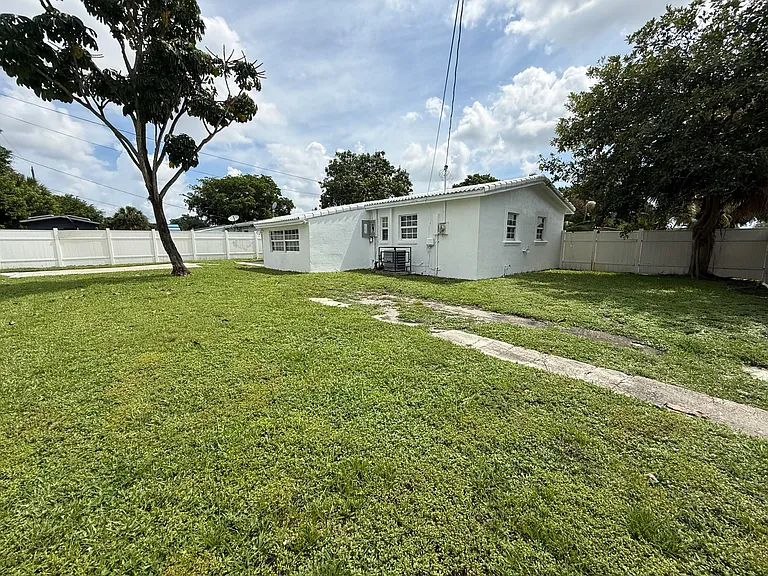 1751 NW 34th Ave — Photo 25