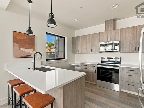2nd image of 2035 SW Umatilla Ave #101