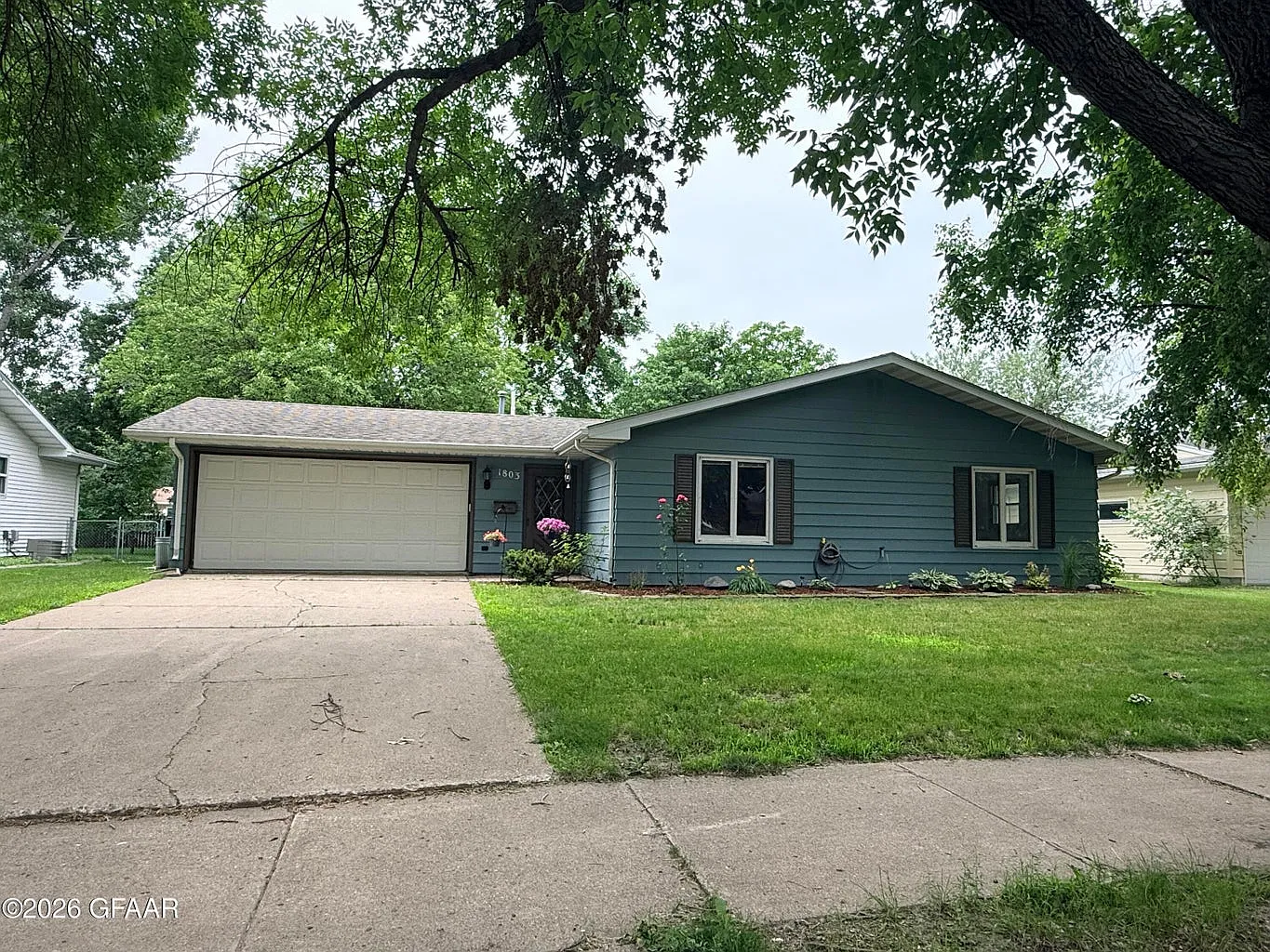 3 bed, 1370 sqft, $2,300 — Photo 4