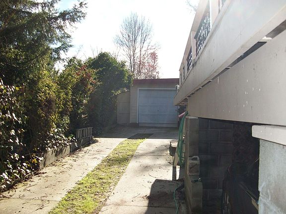 Driveway/garage