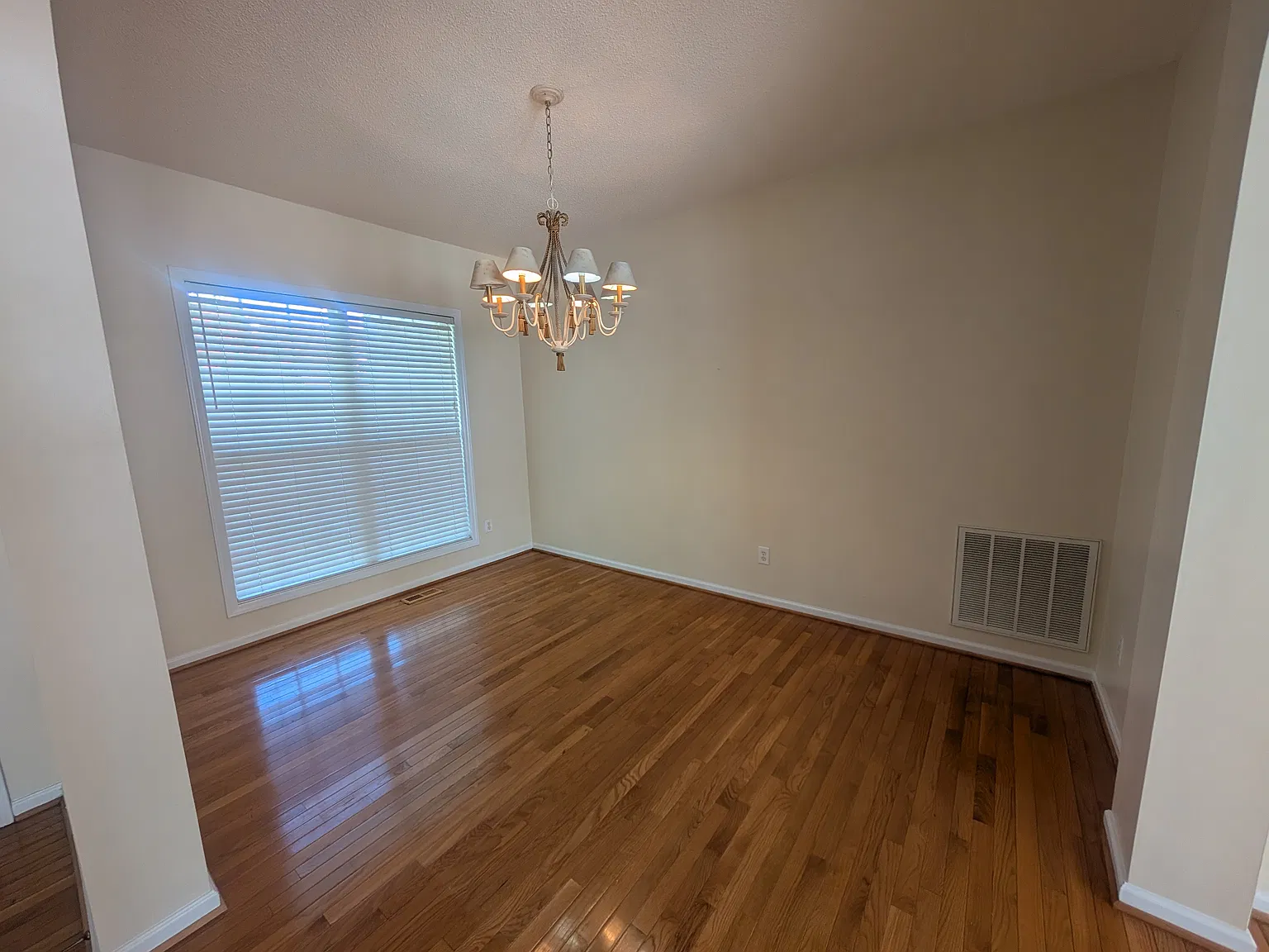 4 bed, 2.5 bath, 2035 sqft, $2,200 — Photo 4