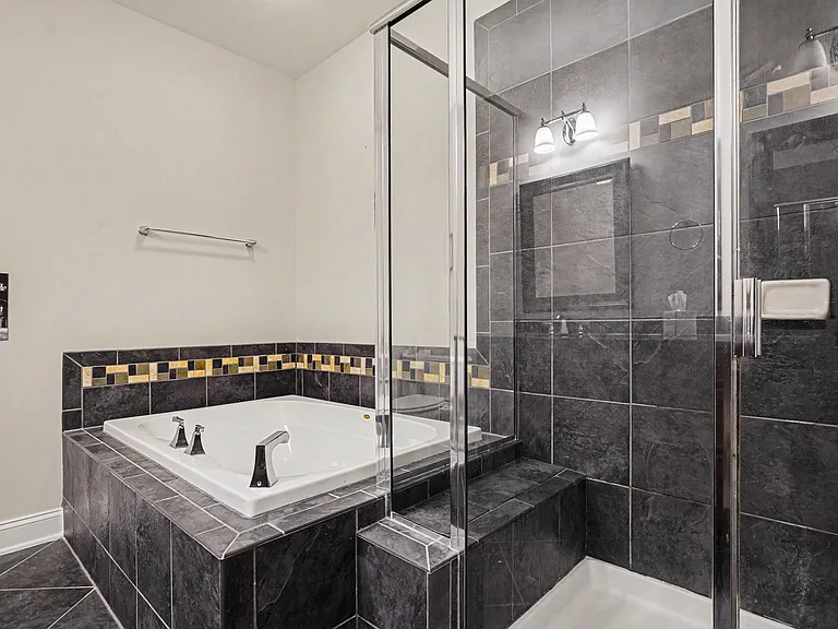 10400 Rosegate Ct #303 — Photo 16