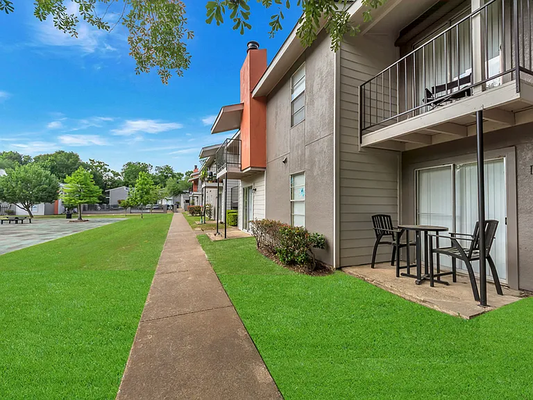 Oak Manor Apartments — Photo 15