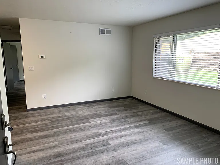 519 E North St — Photo 27