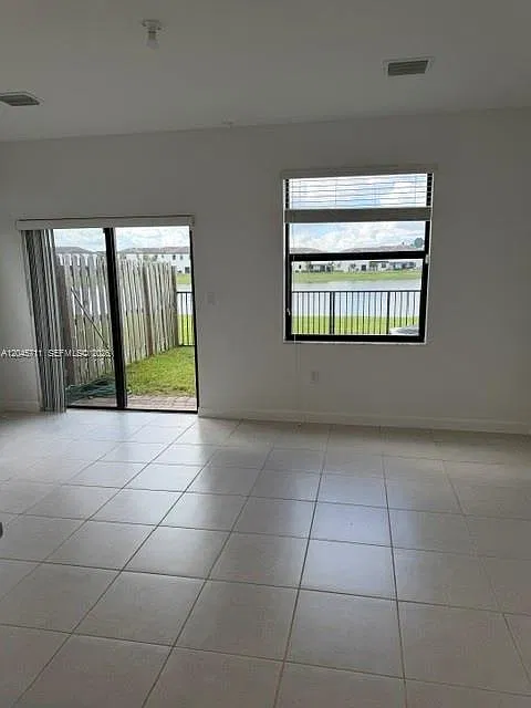 3 bed, 1545 sqft, $2,900 — Photo 4