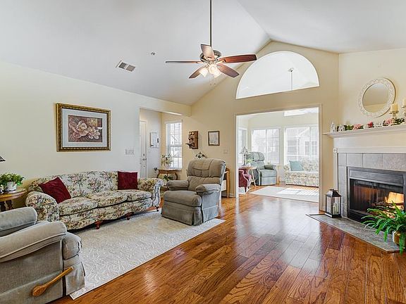 3rd image of 7831 Eastmont Ln