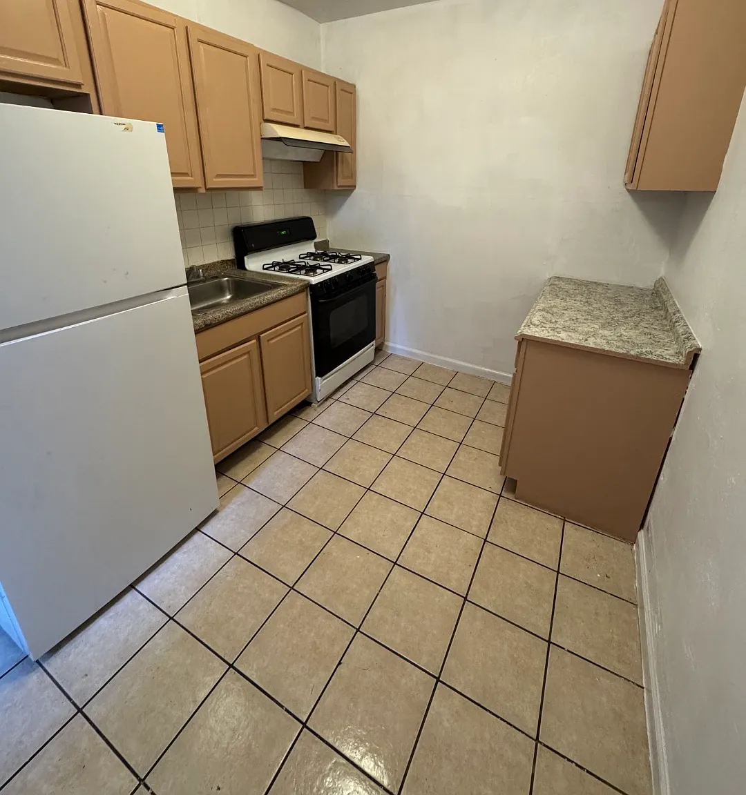 4 bed, 1350 sqft, $2,300 — Photo 2