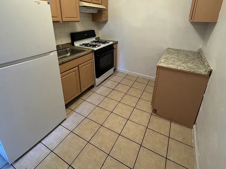 269 E Sharpnack St — Photo 2