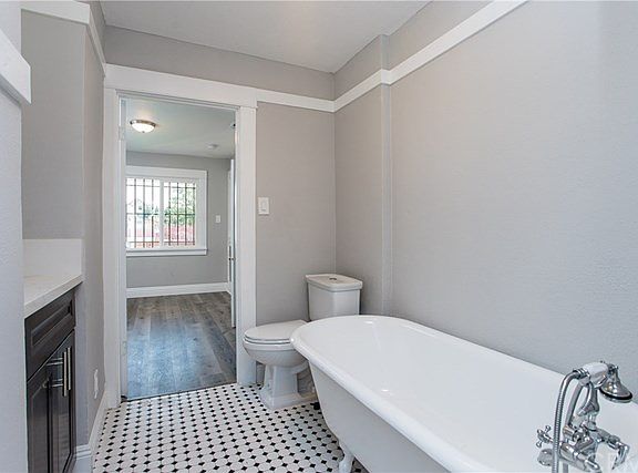 4th image of 315 N La Fayette Park Pl