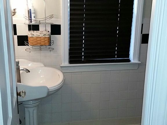 Bathroom with Shower/tub