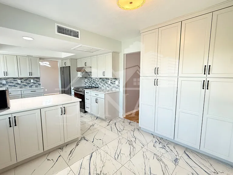 811 E Chilton Dr — Photo 15