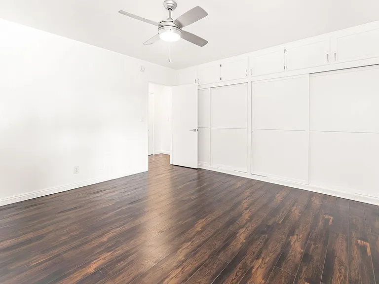 Hollyview Apartments — Photo 31