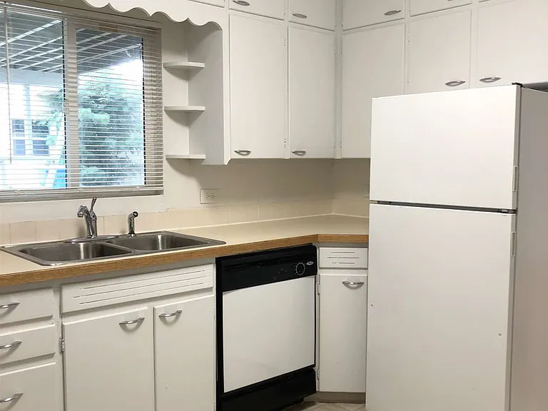 1017 W Mulberry St — Photo 9