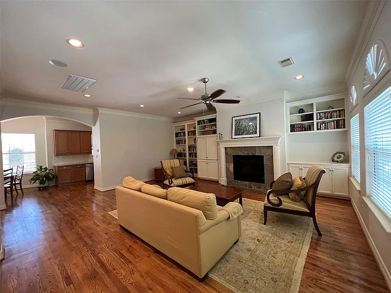 2807 Albany St — Photo 3