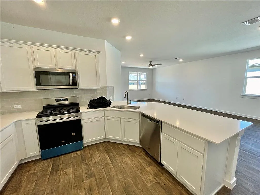 4 bed, 2.0 bath, 1863 sqft, $2,200 — Photo 3