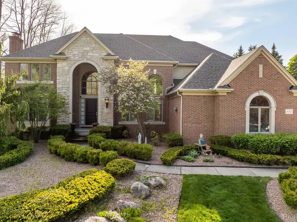 5173 Serena Dr, Troy, MI 48098