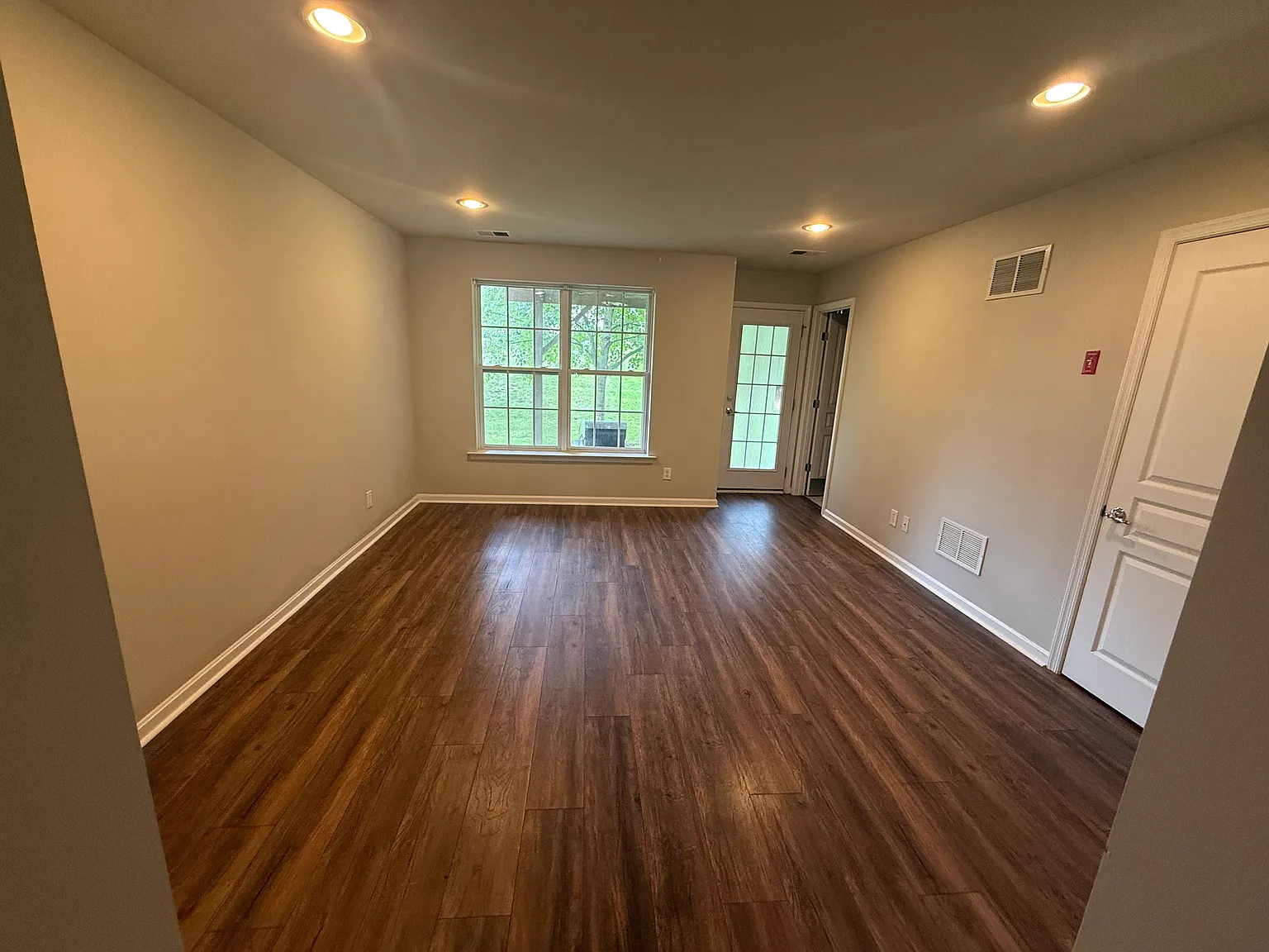 3 bed, 2.5 bath, 1898 sqft, $2,700 — Photo 2