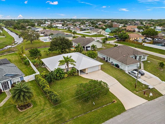 3rd image of 185 SW Elderberry Drive