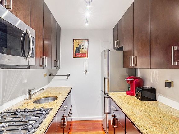 4th image of 301 E 63rd St #E4