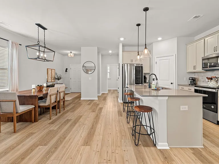 565 Abigail St — Photo 11