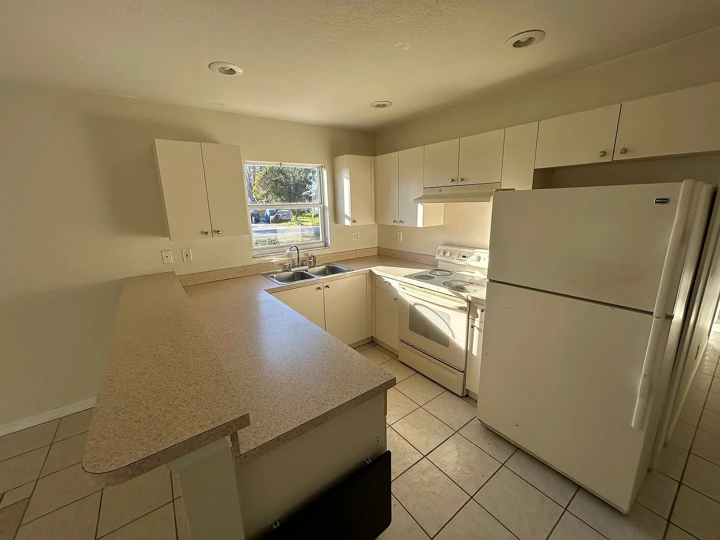 4 bedroom, 2 bathroom Sarasota home, plus garage and beautiful lot, conveniently located near Dow... — Photo 3