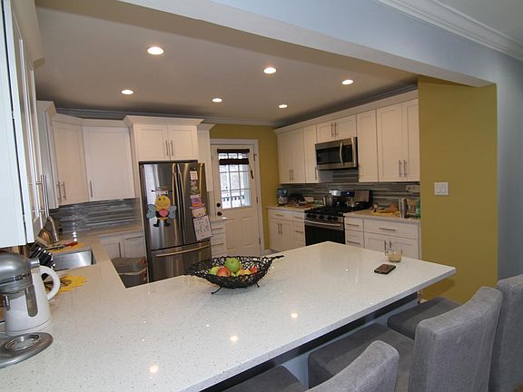 4th image of 4240 N Newcastle Ave