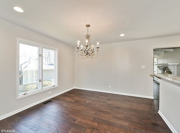 5th image of 22W109 Glen Valley Dr