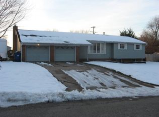 25 Crestview Dr, Geneseo, IL 61254