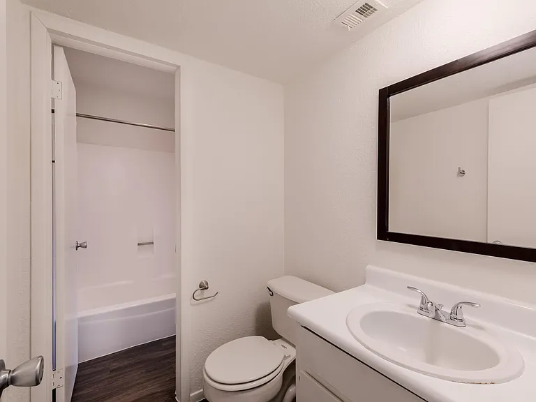 The Oaks Apartments — Photo 22