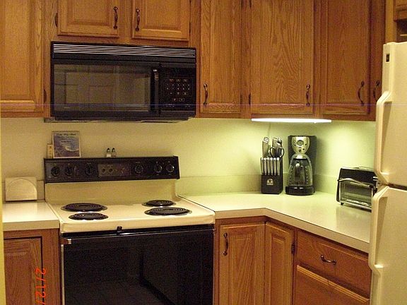 Kitchen- microwave recently upgraded