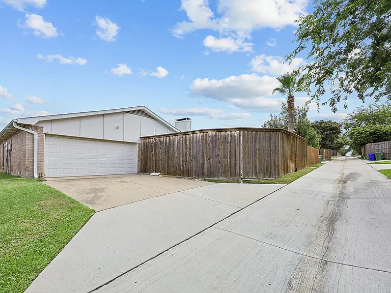 2604 Winding Creek Dr — Photo 24