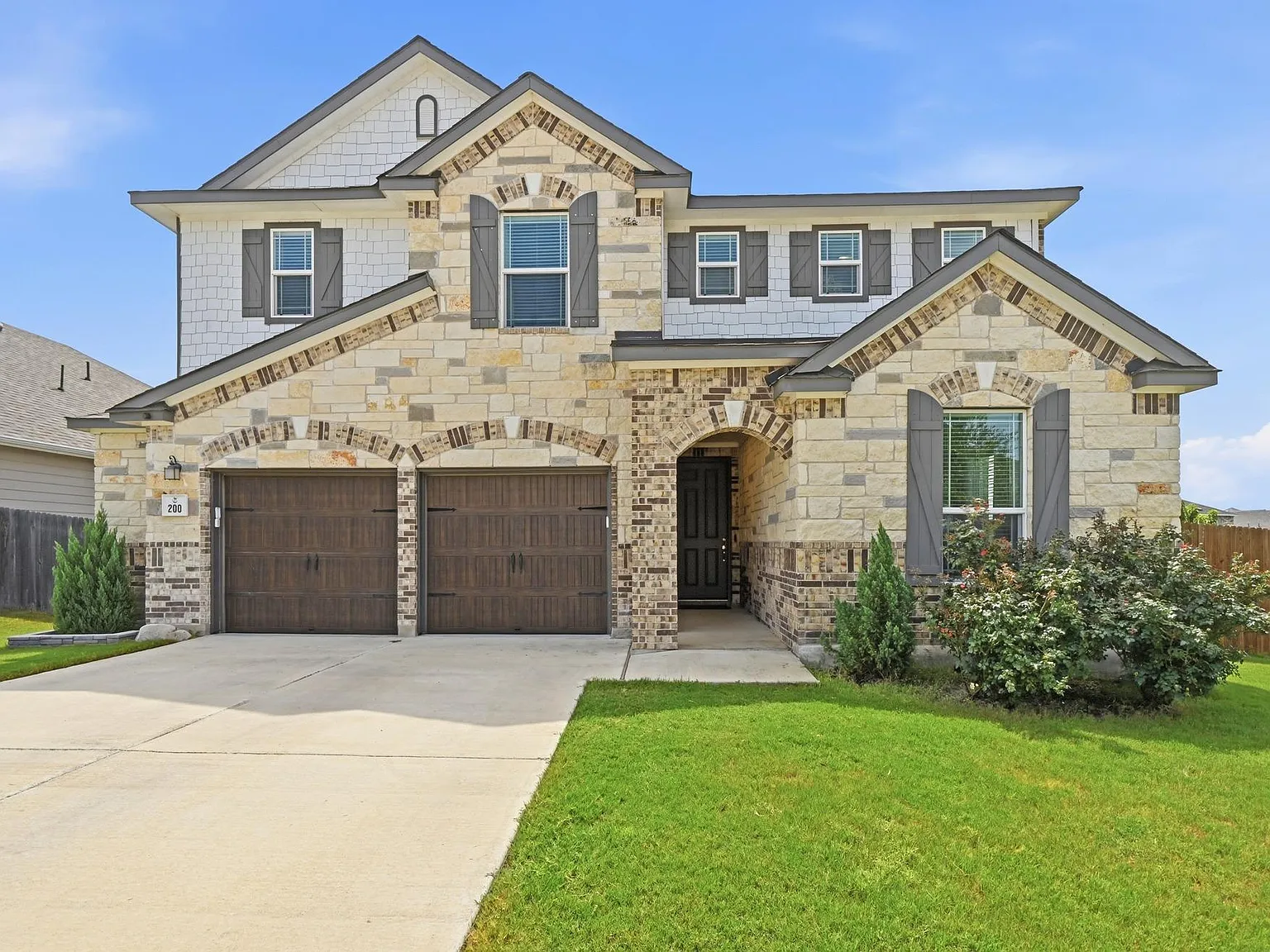 5 bed, 2.5 bath, 3476 sqft, $3,200 — Photo 2