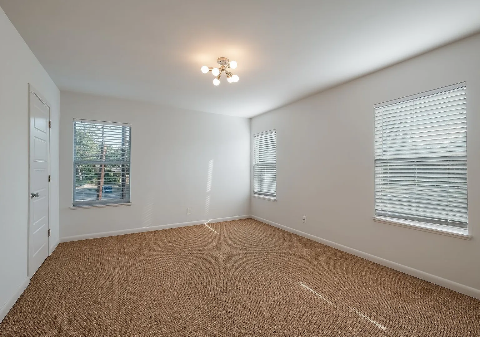 Spacious Mid-Century Charmer with Screened-In Balcony — Photo 3