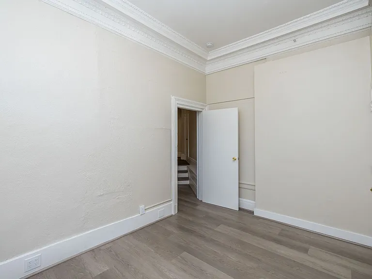 240 Grand — Photo 27