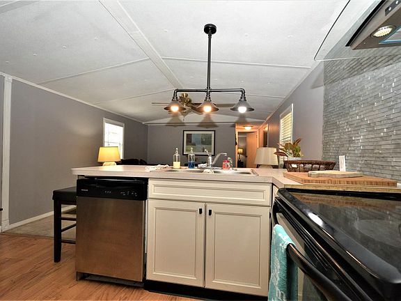 4th image of 574 Woodland Dr