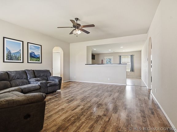 4th image of 2709 W Charlotte St