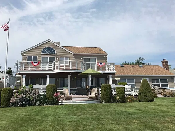 48 Desano Dr, Narragansett, RI 02882