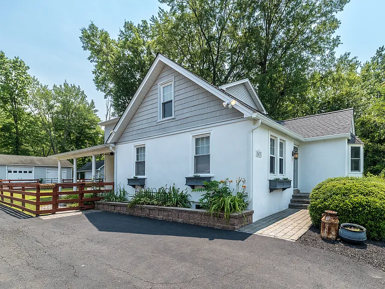 2477 Walnut St — Photo 5