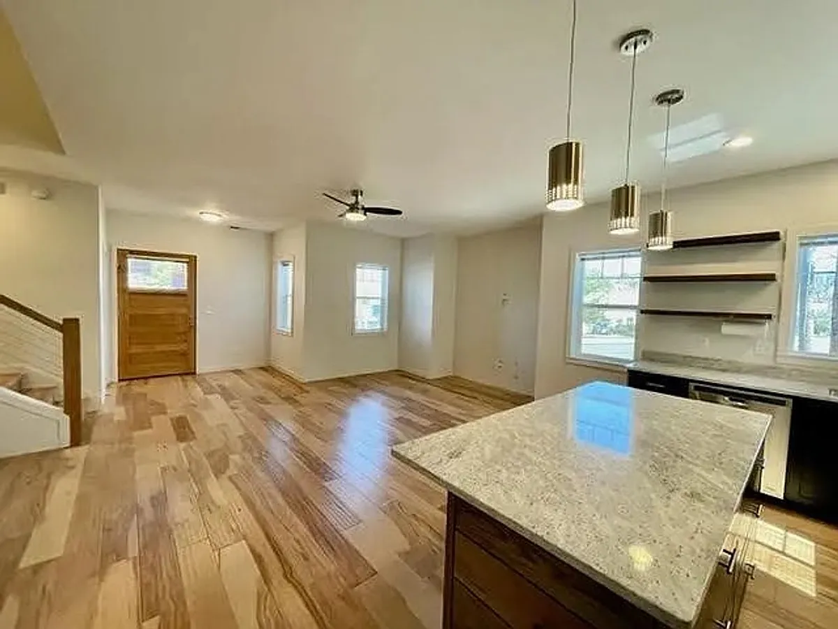 Building Photo - 2370 Siskiyou Blvd