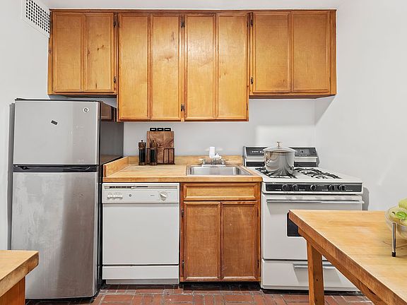 4th image of 145 E 15th St APT 1P