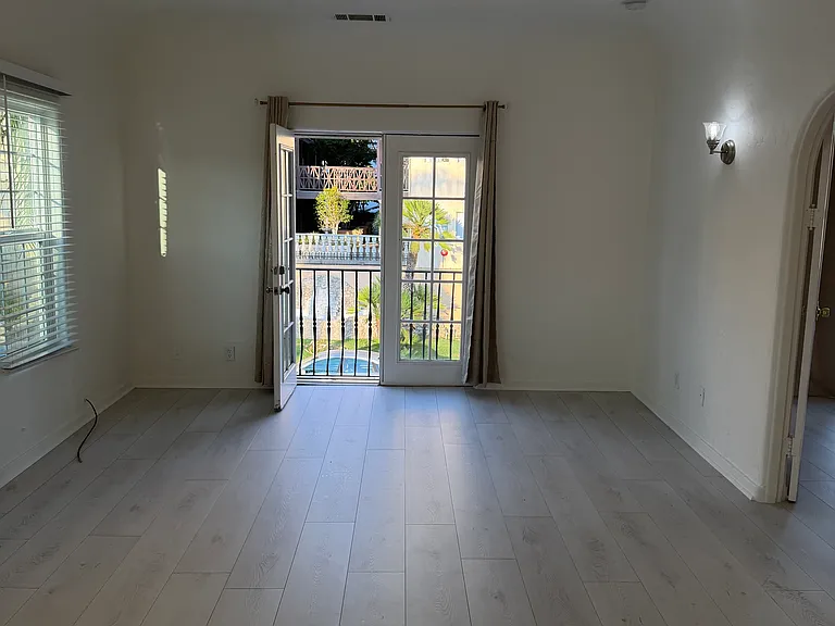 1453 1/2 N Mansfield Ave — Photo 1